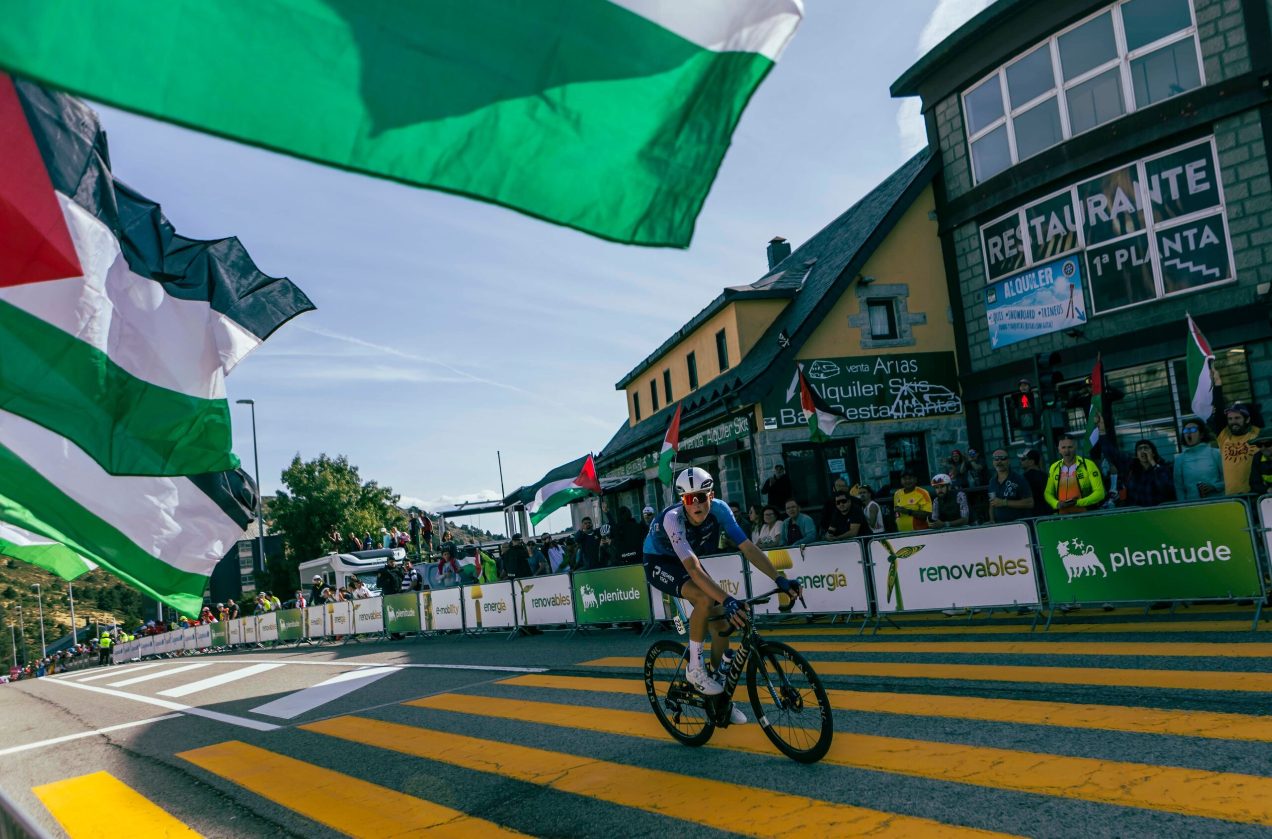 Un ciclista de La Vuelta pasa por el Puerto de Navacerrada, el sábado 13 de septiembre de 2025.