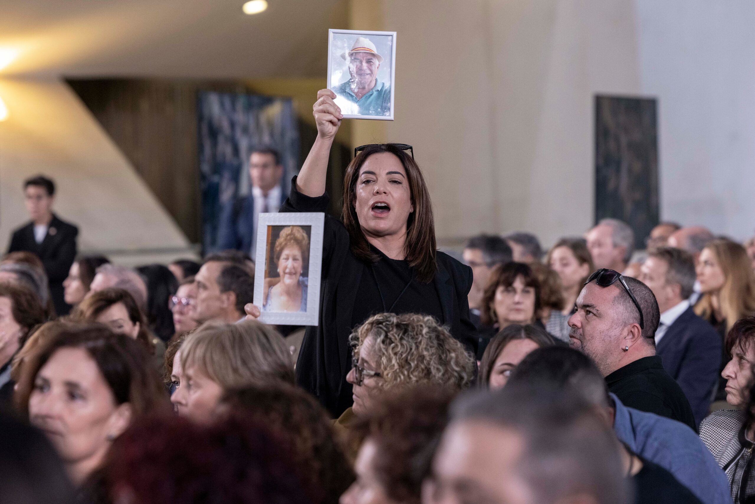 Familiares de las víctimas increpan a Carlos Mazón durante el funeral de Estado en memoria de las víctimas de las inundaciones ocurridas hace un año, en la Ciudad de las Artes y las Ciencias de Valencia, el 29 de octubre de 2025.