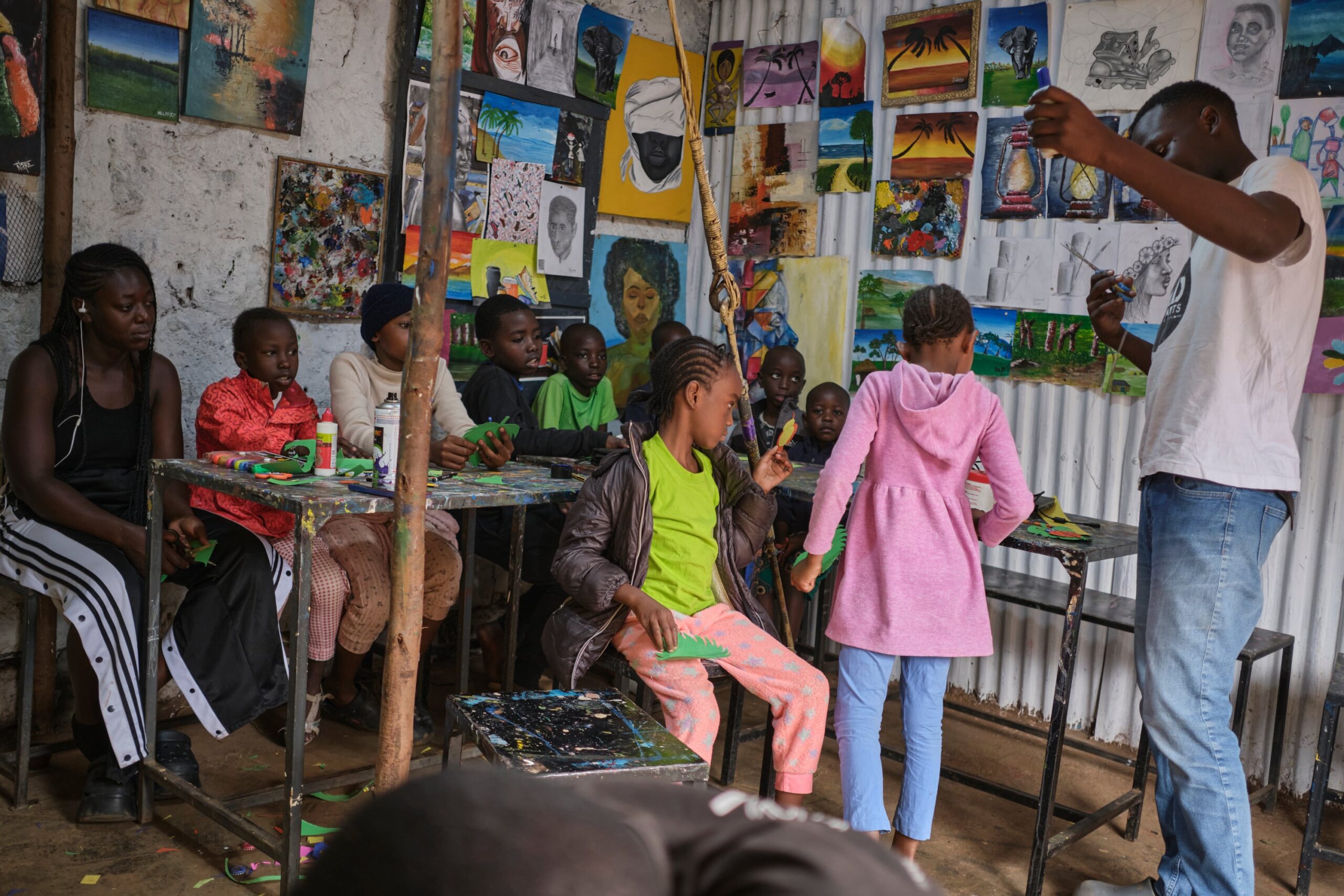 Alumnos del Art Haus, durante una clase impartida por Benard Maingi, el pasado 20 de junio.