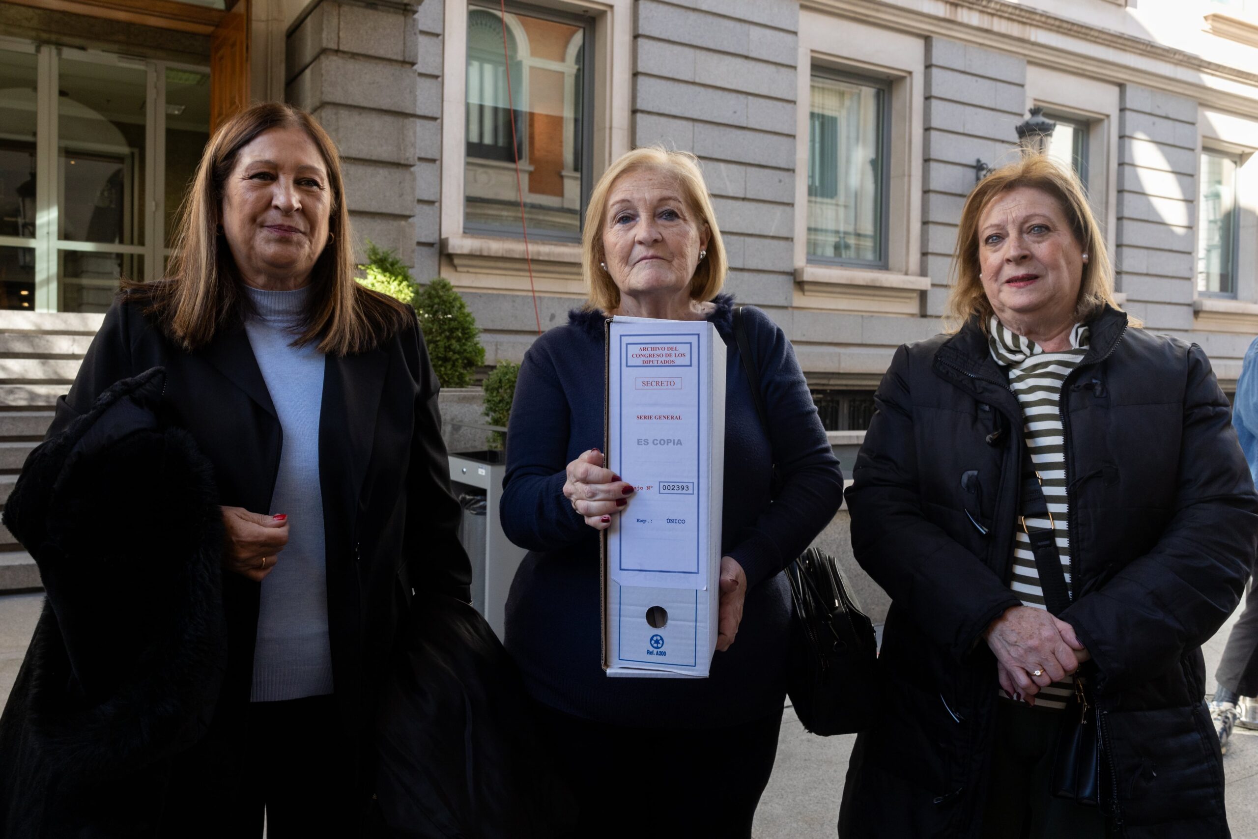 Las hermanas Caparrós llegan al Congreso para poder examinar los documentos sobre el asesinato de su hermano Manuel José García Caparrós, el 4 de diciembre de 1977.