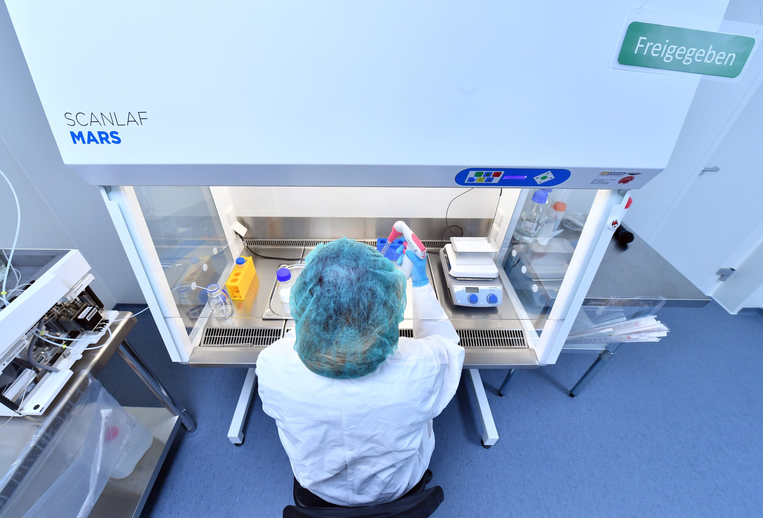 Una investigadora trabaja en un laboratorio.