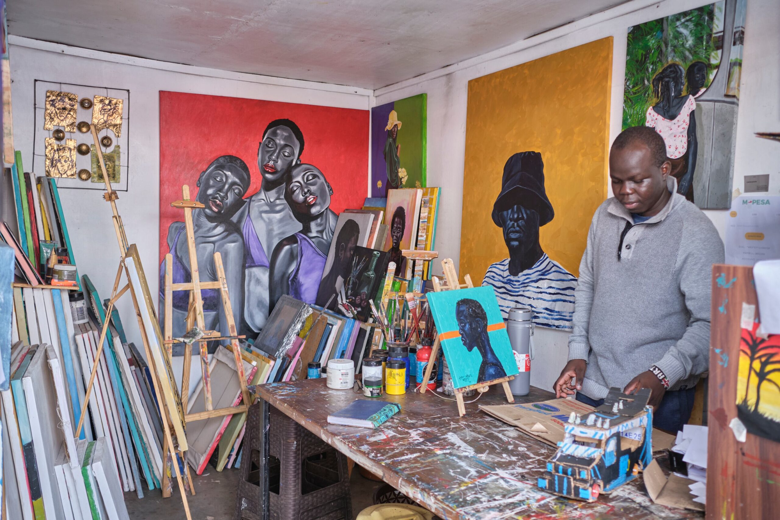 Clinton Aristo, en su estudio Rafiki Art Space, que forma parte del Distrito de Arte de Kibera, el pasado junio.