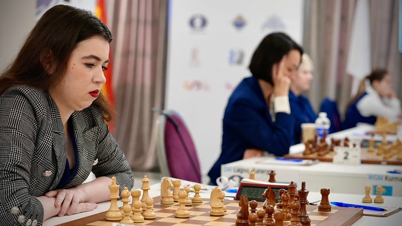 Alexandra Goriáchkina y Katerina Lagno, dos de las jugadoras rusas que disputan el Mundial Femenino por Naciones en Linares (Jaén) bajo la bandera de la FIDE