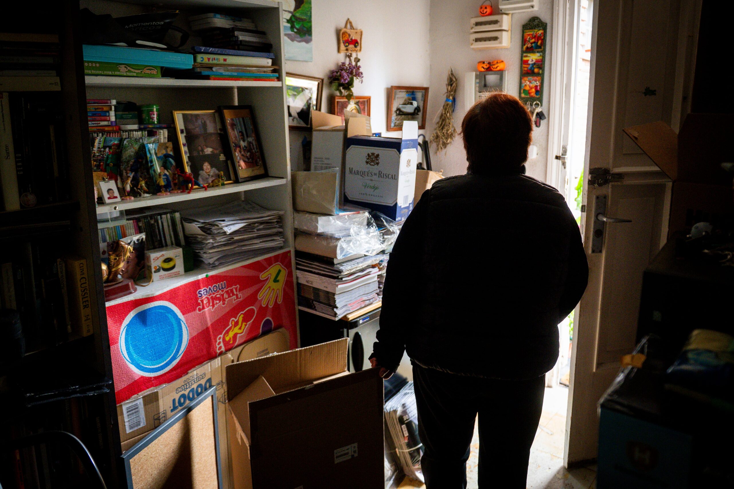 Dolores, que prefiere salir de espaldas, en la portería donde guardó el Picasso extraviado. 