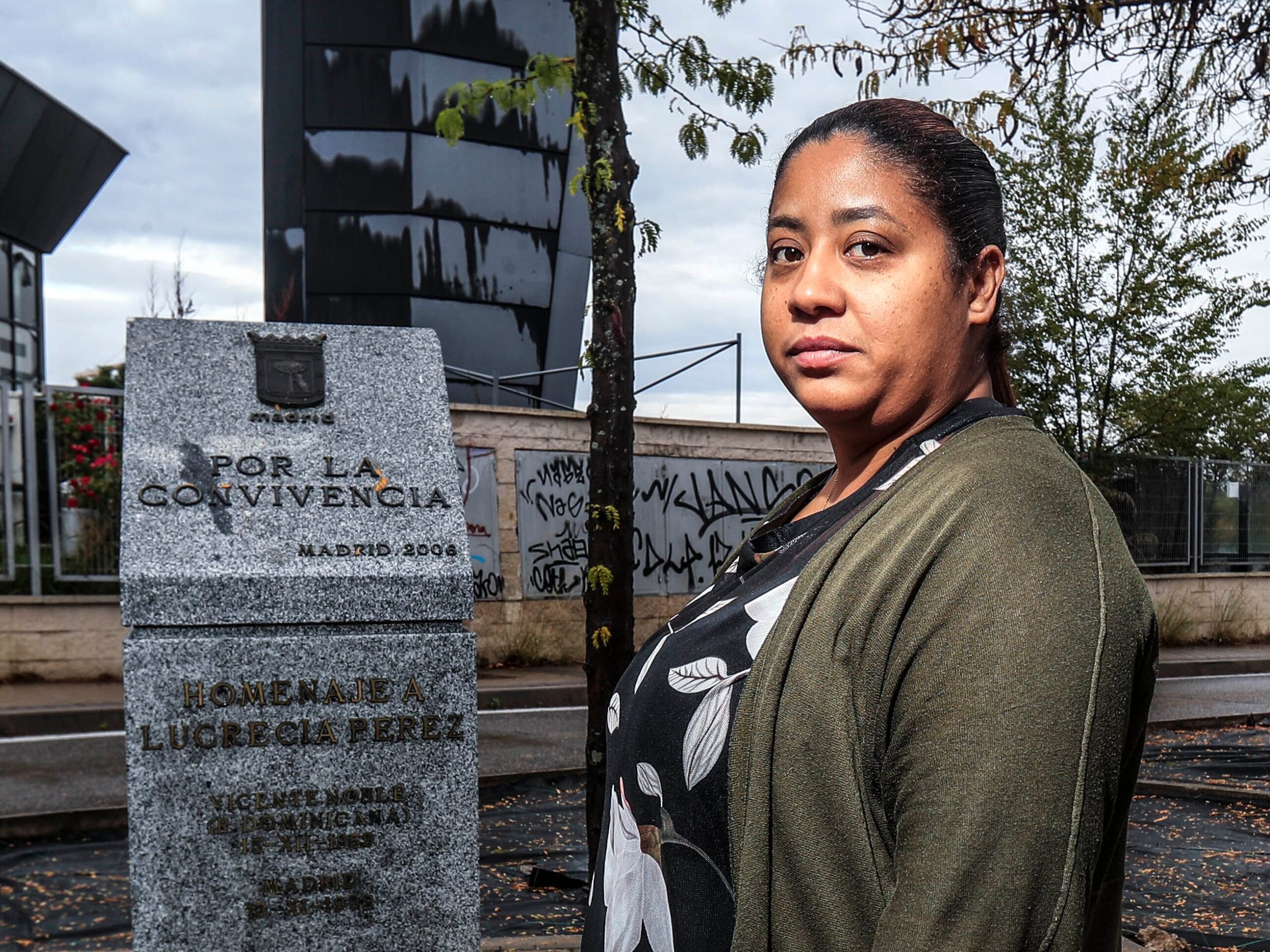 Kenia, hija de Lucrecia Pérez, en 2022 junto a un monolito en memoria de su madre. 