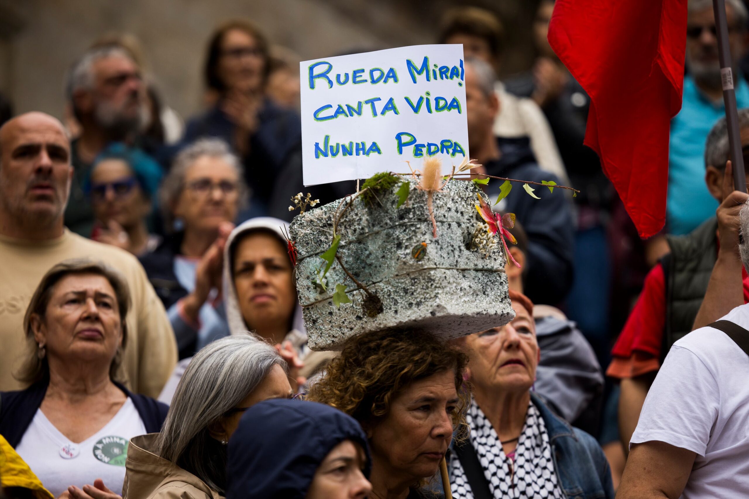 Protesta en la Praza da Quintana contra las declaraciones de Rueda en las que minimizó la importancia del fuego y achacó a las piedras parte del terreno arrasado.