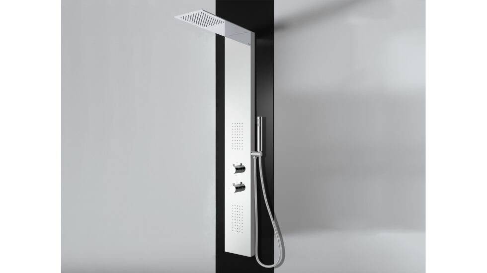 Columna de ducha con hidromasaje en acabados de acero inoxidable brillante.