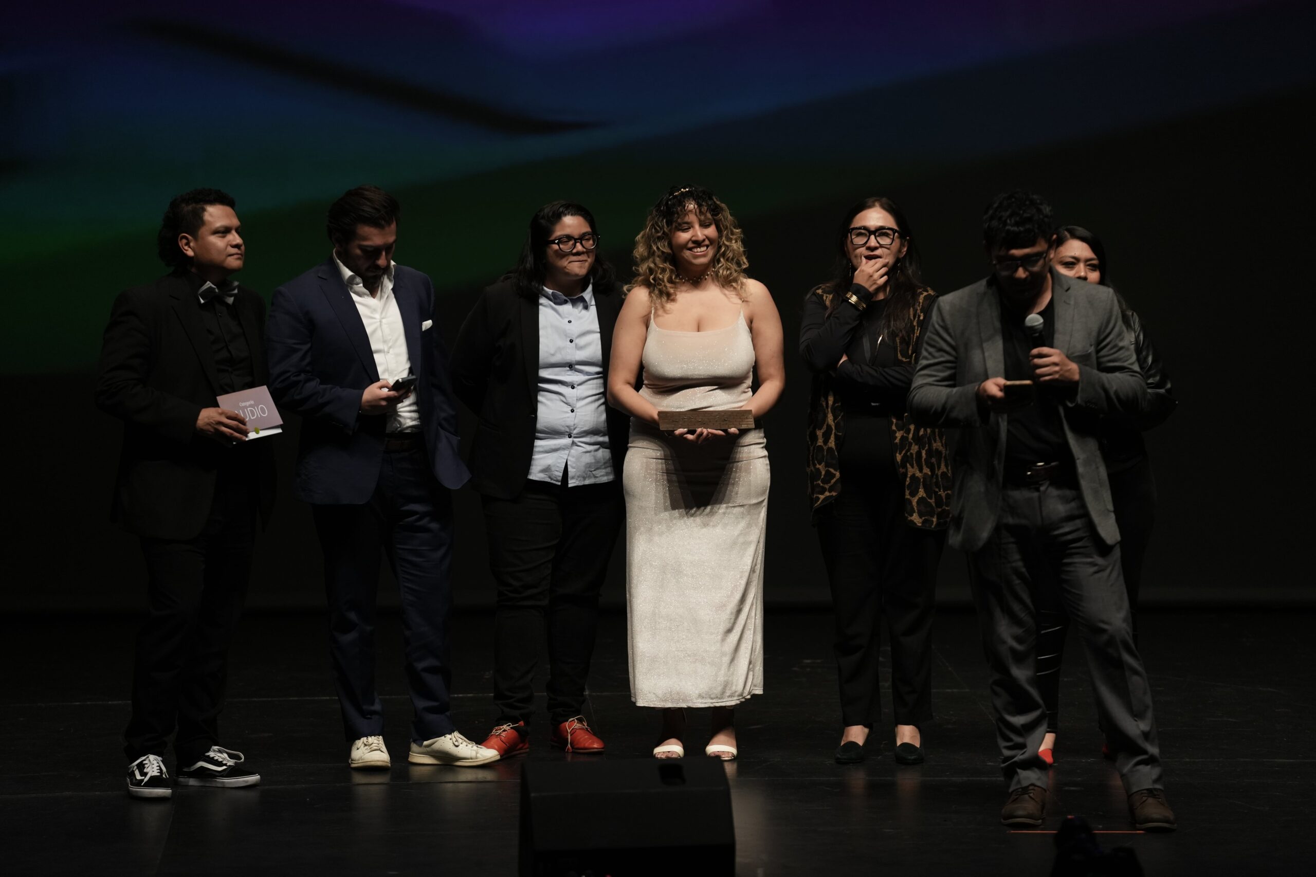 El equipo de ‘Humo: Murder and Silence in El Salvador’ recibe el premio en la categoría audio en el Premio Gabo 2025 en Bogotá, Colombia, el 26 de julio 2025.