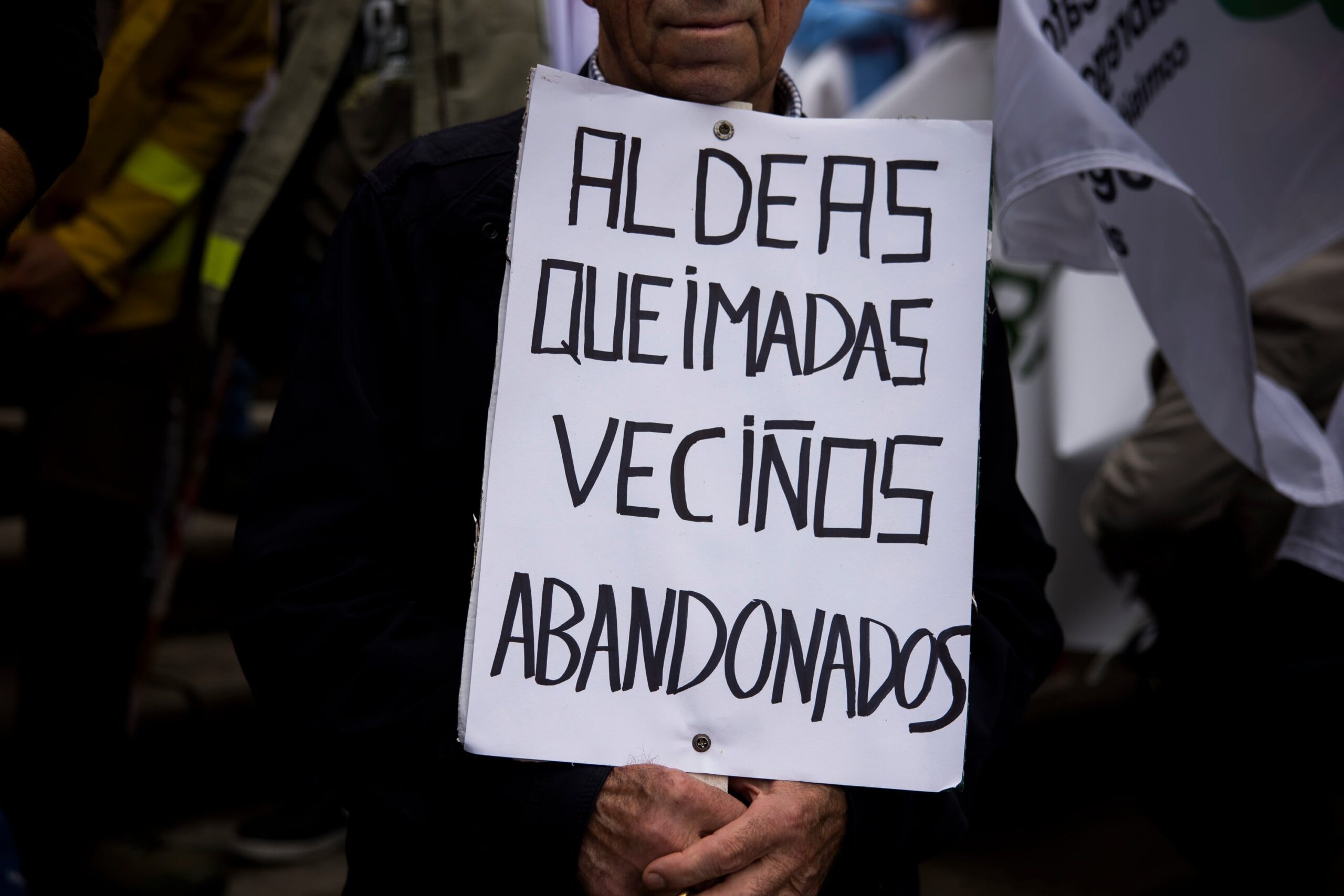 Cartel crítico con el auxilio a los pueblos asediados por el fuego, que se cebó el pasado agosto con la provincia de Ourense.