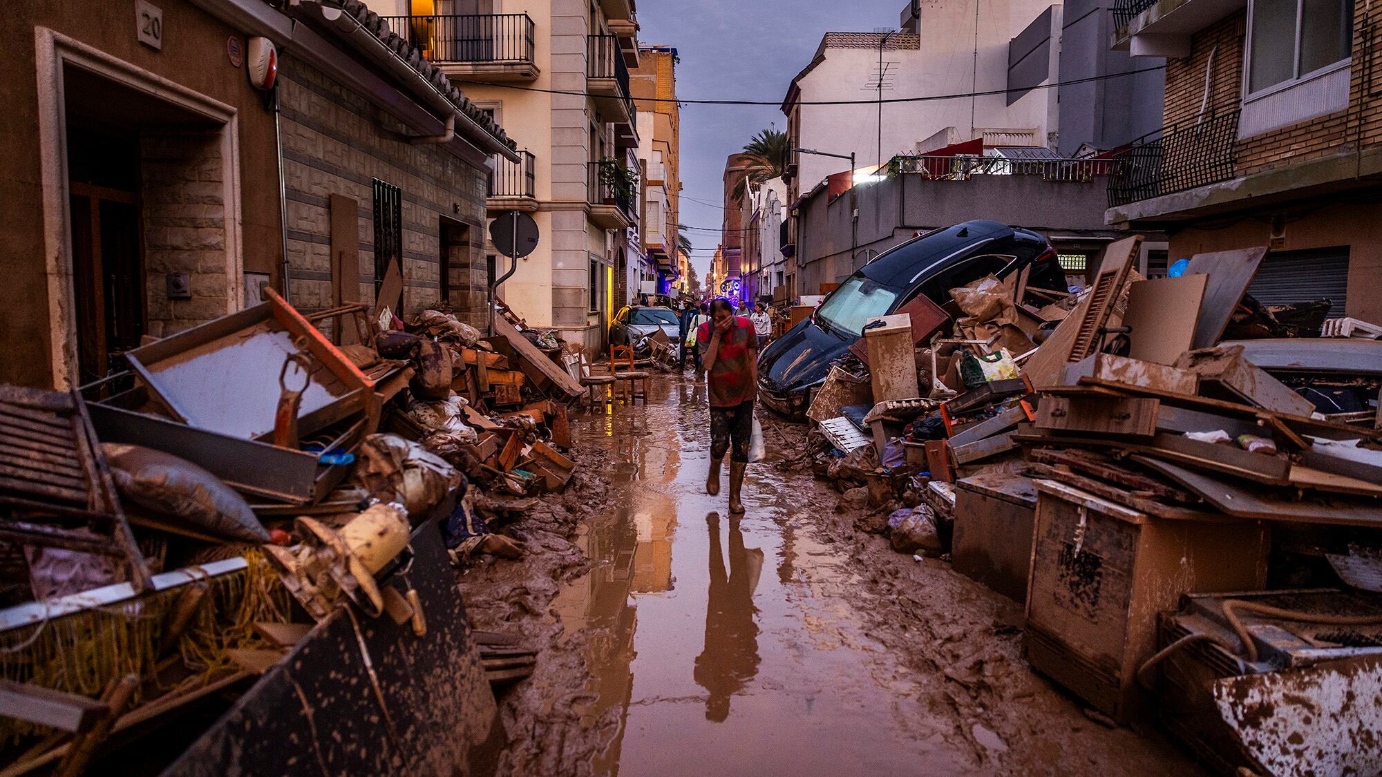 Estado de una calle de Catarroja (Valencia) en noviembre de 2024 tras el paso de la dana. 
