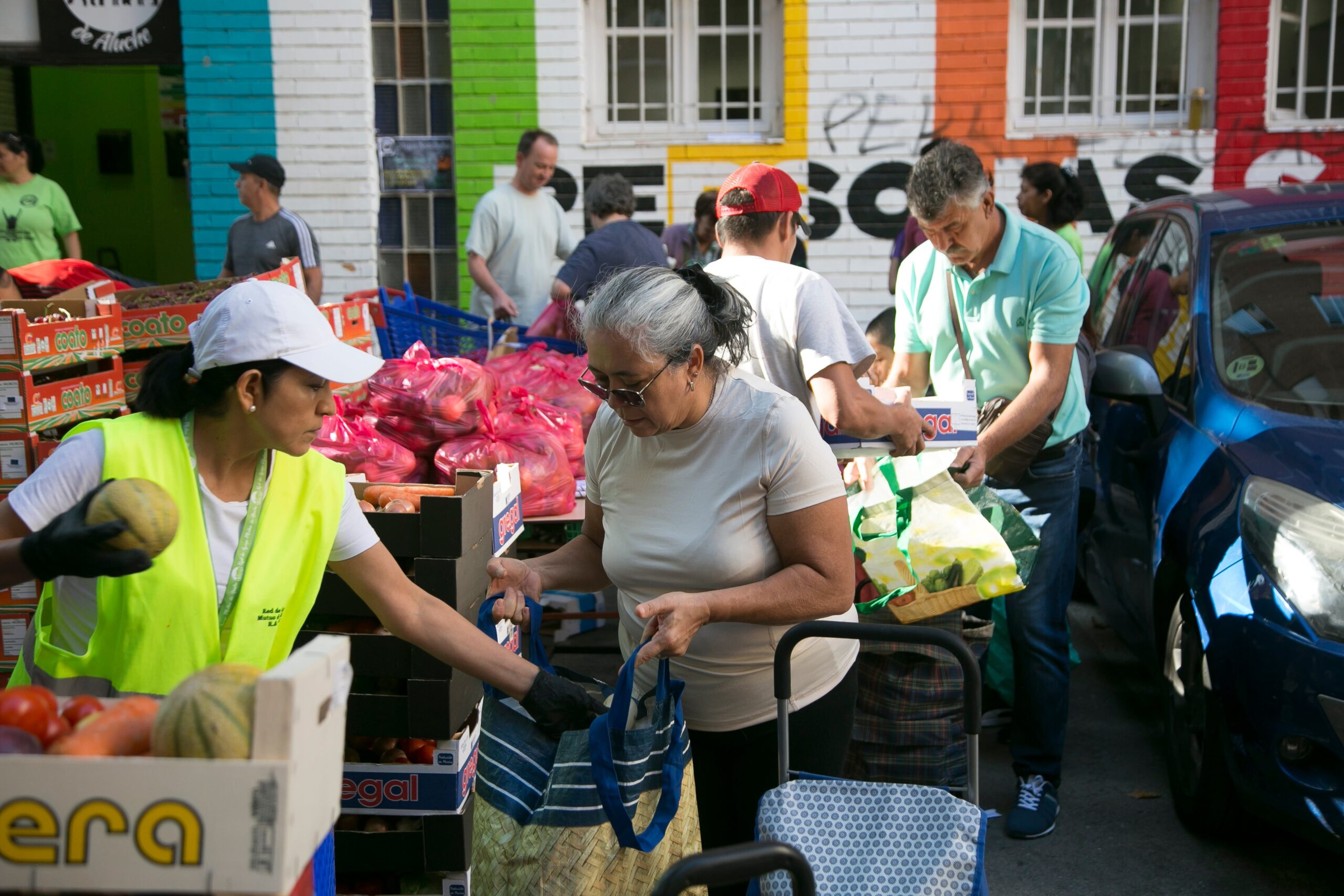 Reparto de alimentos en Aluche (Madrid), por la asociación Red de Apoyo Mutuo Aluche.