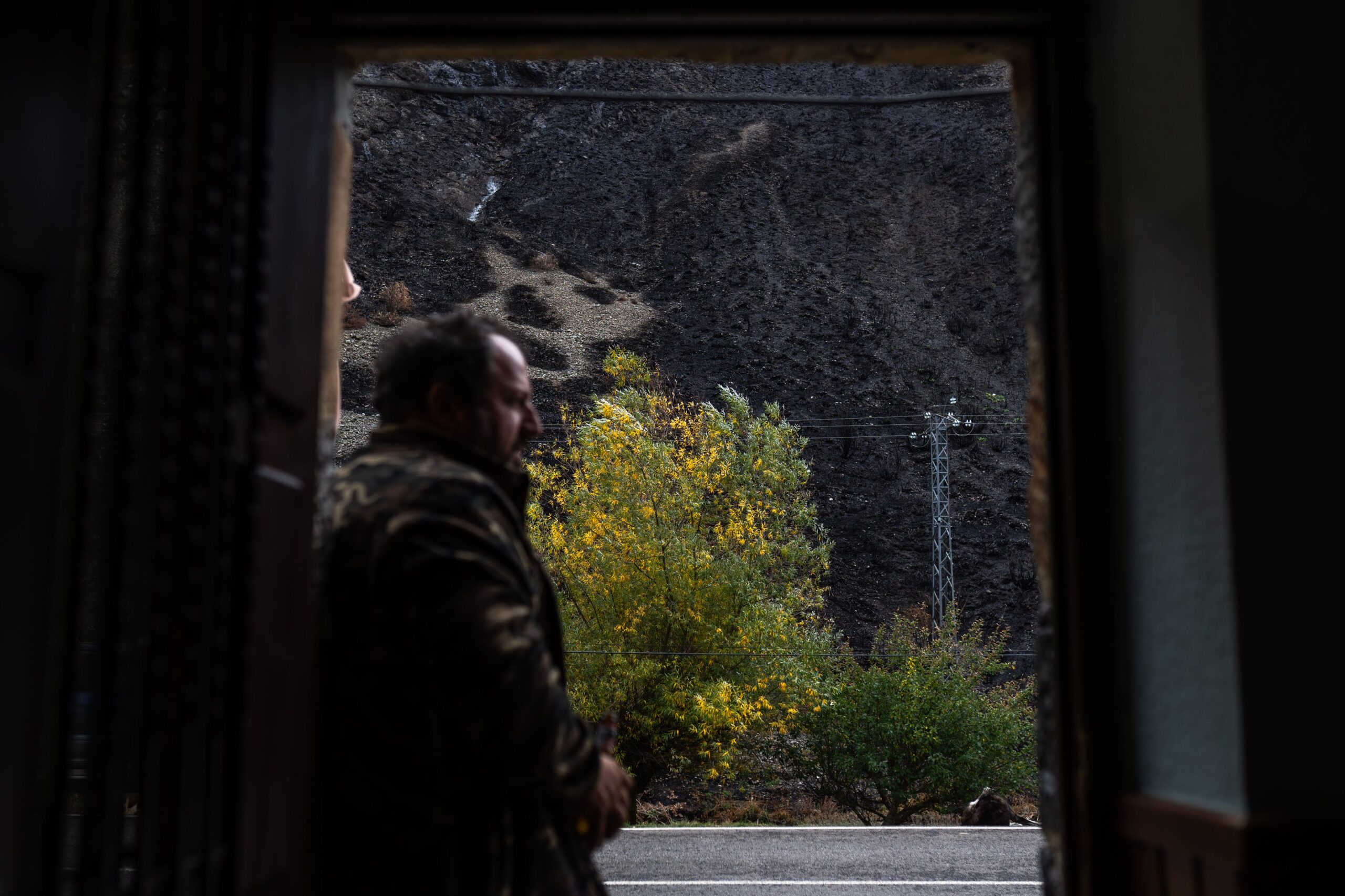 El monte quemado a pocos metros de la puerta de un bar de Portillo de la Reina (León).