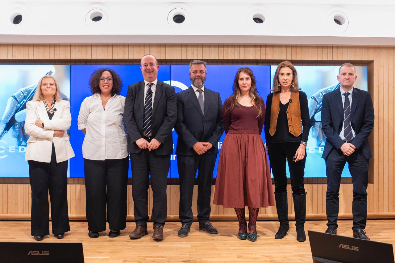 De izquierda a derecha: Carme Riera, Najat El Hachmi, Jesús Badenes, Héctor Jiménez, Carmen Páez, Carmen Posadas y Jorge Corrales, en la Fundación Ortega-Marañón (Madrid). 