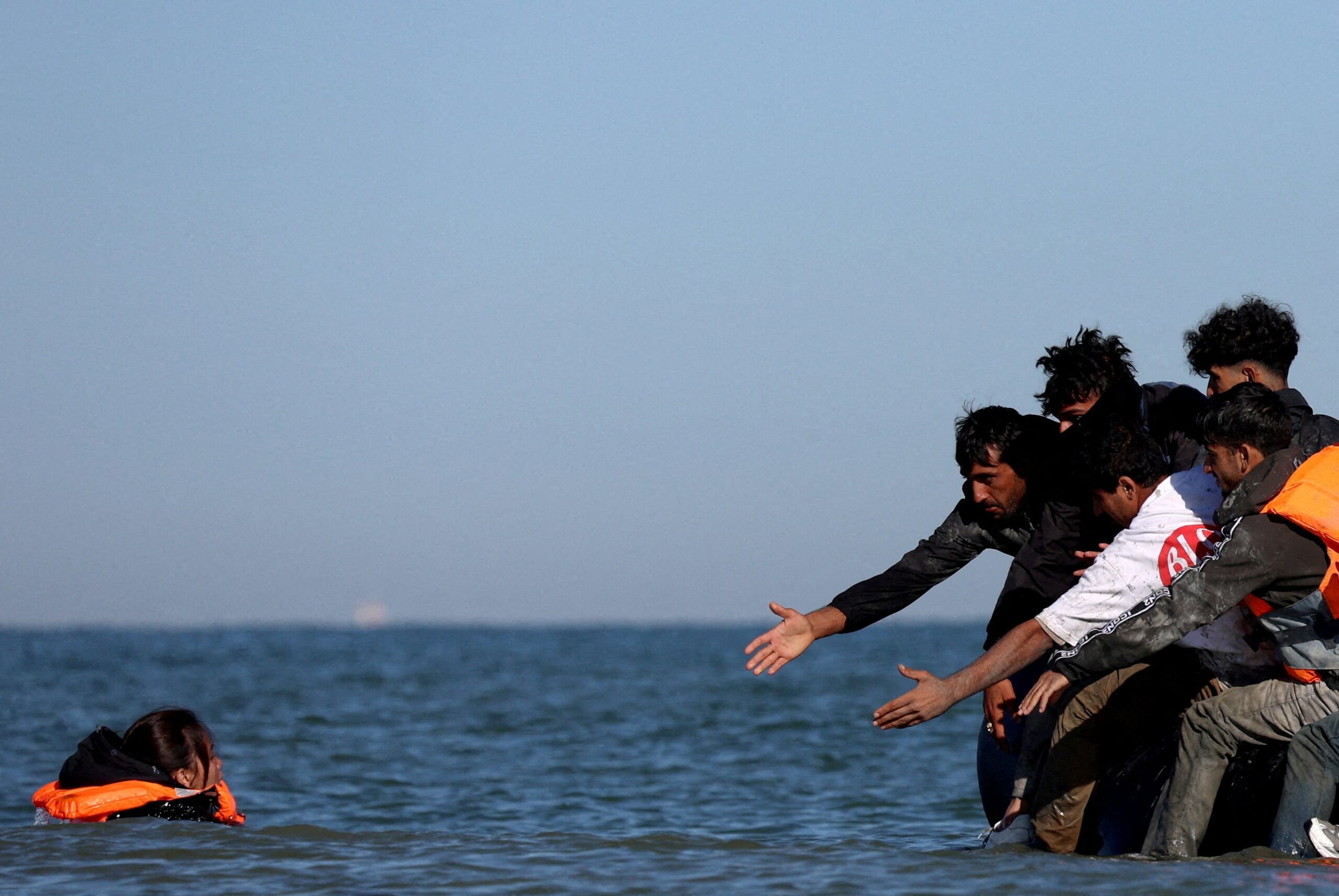 Una migrante nadaba el pasado lunes hacia una barca hinchable en Francia. 